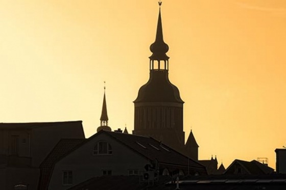Stralsund Weekend. En gång i tiden var Stralsund juvelen i det svenska stormaktsväldet och denna välbevarade gamla hansestad vårdar verkligen sin historia. Dessutom får vi möjlighet att följa med på flera utflykter och upptäcka områdena kring Stralsund. Rügen, Tysklands största ö, bjuder på historiska sevärdheter och storslagna naturupplevelser. Greifswald, även det en stad med svensk anknytning, lockar med sin genuina stadskärna och småstadscharm. En helg fylld med härliga upplevelser väntar!