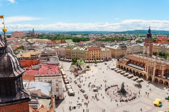 Stora Torget i Krakow, en av Centraleuropas vackraste och mest välbevarade städer. Mjukt färglagda renässansbyggnader och gotiska mästerverk tävlar om uppmärksamheten i en stad som har rykte om sig att vara öppen och elegant. Mariakyrkan förgyller stadsbilden och tyghallen Sukiennice är Gamla stans hjärta och själ. När vädret tillåter flyttar kaféerna ut på torget och stämningen blir närmast sydeuropeisk. 