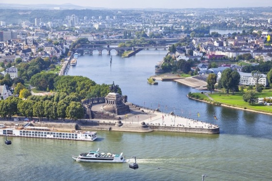 En härlig flodkryssning längs inte mindre än tre av Tysklands vackraste och mäktigaste floder! Vi inleder i Duisburg vid Rhen och avslutar i Regensburg vid Donau. Däremellan hinner vi med Köln och Rüdesheim vid Rhen och det vankas härliga naturupplevelser, vinprovning och mysiga gränder i charmanta byar. Deutsches Eck - Rhen Mosel. 