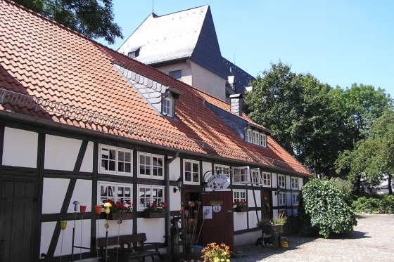 Harz. Berg- och skogsområdet Harz är världsberömt och sägnerna och historierna många. I de välbevarade små städerna väntar orörda gränder med korsvirkeshus och miljöer som hämtade ur en saga. Vi upplever landskapets omväxlande karaktär med djupa skogar och underbar natur när vi färdas längs slingrande vägar och vi får också möjlighet att ta en tur med den omtalade smalspåriga järnvägen. Följ med till droppstensgrottorna i Rübeland och stavkyrkan i Hahnenklee. Givetvis ska vi även utforska områdets välkända huvudort Goslar, en av Tysklands vackraste medeltidsstäder. Den gamla stadsdelen bjuder på trånga gränder, historisk stämning och vackra välbevarade korsvirkeshus.