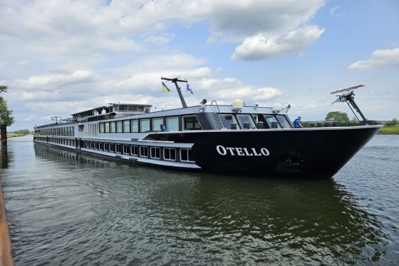 Rhenkryssning Amsterdam-Basel. En fantastisk flodkryssning längs nästan hela Rhen, från Basel i Schweiz till Amsterdam i Holland. En sträcka på mer än 900 kilometer där landskapet skiftar från flackt odlingslandskap i kanalernas Holland via böljande vindalar i Tyskland och Frankrike till bergiga Basel vid foten av Alperna. 