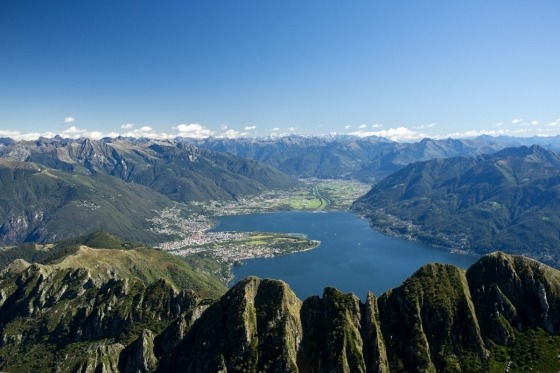 Lago Maggiore ligger vid foten av Alperna i de båda italienska regionerna Piemonte och Lombardiet. Runt sjön är omgivningarna förtjusande, naturen orörd och bedårande vacker. En riktig pärla bland de norditalienska sjöarna! Atmosfären är inbjudande och romantisk. På sluttningarna kring sjön frodas en sydländsk växtlighet som sträcker sig upp mot skogsklädda berg och snötäckta alptoppar.  