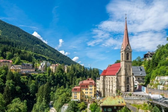 Bad Gastein. Under sommarhalvåret står solen högt på himlen i Bad Gastein och tillsammans med den höga luften ger det ett mycket behagligt klimat. Byn är för många kanske mest känd som skidort men sanningen är att här finns ännu mer att göra på sommaren. Naturen är sagolik med en rik alpin flora och det går flera vackra promenadstråk ut ur byn. Bad Gastein lockar också med butiker, unika varma hälsokällor och gemytliga krogar.
