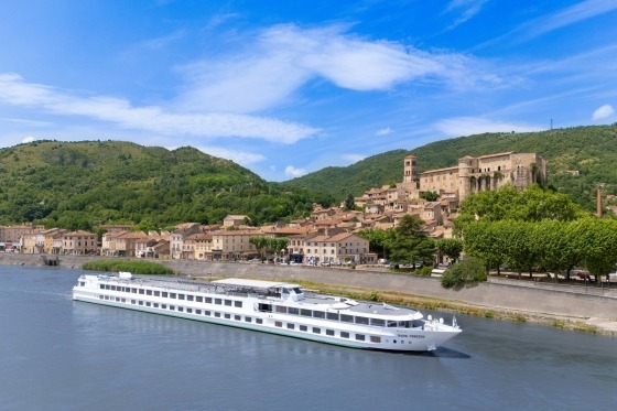Vi går ombord på vårt flodkryssningsfartyg MS Rhône Princess i Lyon och inleder med en välkomstdrink. När vi gjort oss hemmastadda i våra hytter äter vi en första gemensam middag ombord samtidigt som vi påbörjar vår kryssning och seglar mot Avignon. 