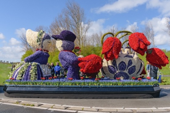 Holland Weekend med Blomsterkarnevalen. Möt våren under en weekend på vår populära bussresa till Holland. Under två ­dagar har vi möjlighet att ­upptäcka Hollands höjdpunkter! Här finns vackra byggnader, mysiga kaféer och världs­berömda traditioner som träsko- och osttillverkning. På den holländska landsbygden njuter vi av ett grönskande vackert landskap med betande kor och vackra ­väderkvarnar. Vi besöker genuina Amsterdam, berömd för sina vackra kanaler och charmiga stadslandskap. Vi besöker blomsterparadiset Keukenhof med alla de vackra tulpanerna och även den fantastiska Blomsterkarnevalen.