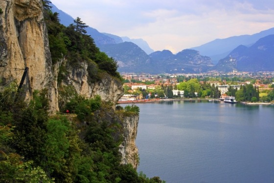 Gardasjön är bedårande vacker med azurblått vatten som är utomordentligt klart. Atmosfären är livlig på städernas små gator och torg som kantas av butiker och restauranger. Sjön är alltid närvarande. Strandpromenaden och dess omgivningar med olivträd, cypresser och palmer är en italiensk dröm. På kvällarna är det sann livsglädje att sitta på någon av uteserveringarna som kantar strandpromenaden och låta solen försvinna ner under horisonten. Den spegelblanka sjön skänker en speciell stillhet och känsla. Eller botanisera bland butikerna i gränderna och köpslå efter bästa förmåga. Underbara upplevelser väntar oss!