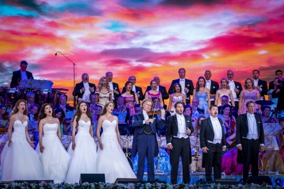 André Rieu i Maastricht och flodkryssning. Kombinera en unik konsertupplevelse med en härlig kryssning längs Maas. En enastående föreställning väntar i den världsberömda holländska violinisten André Rieus hemstad Maastricht. Hans sommarkonserter på Vrijthof är en årlig höjdpunkt för alla som älskar musik, romantik och fest. Tillsammans med sin Johann Strauss-orkester bjuder han på en repertoar som sträcker sig från klassiska mästerverk till valser, showlåtar och sånger från film och opera. André Rieu är en av världens mest populära musiker och omtalad för sina energifyllda, romantiska och glädjefyllda framträdanden. En värld av förtrollande melodier!