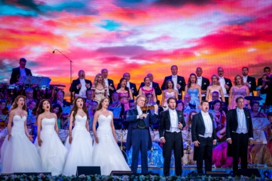 André Rieu i Maastricht. Följ med på en enastående konsertupplevelse i den världsberömda holländska violinisten André Rieus hemstad Maastricht. Hans sommarkonserter på Vrijthof är en årlig höjdpunkt för alla som älskar musik, romantik och fest. Tillsammans med sin Johann Strauss-orkester bjuder han på en repertoar som sträcker sig från klassiska mästerverk till valser, showlåtar och sånger från film och opera. André Rieu är en av världens mest populära musiker och omtalad för sina energifyllda, romantiska och glädjefyllda framträdanden. En värld av förtrollande melodier väntar! Förutom den oförglömliga konserten hinner vi uppleva både Valkenburg och Maastricht.