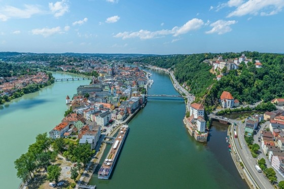 Passau. En semester som har allt. Lugn och ro, bedårande naturscenerier, härliga matupplevelser och trevligt sällskap. Kryddat med intressant historia och storslagna huvudstäder. Wien, Bratislava och Budapest! Bussresa och kryssning i en härlig harmoni!