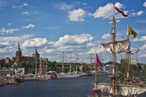 Stettin Weekend. Stettin är huvudort i polska Västpommern och detta historiskt spännande område har varit under både svenskt och tyskt styre. Inspirationen till dagens utseende sägs staden ha hämtat från det sena 1800-talets Paris men gotiska kyrkor och barockpalats pryder också stadsbilden. De senaste trettio åren har Stettin utvecklats till en modern metropol och de internationella influenserna är påtagliga, inte minst när det gäller affärsutbudet och inom restaurang- och kaféområdet. Koppla av med en skön weekend i Polen!