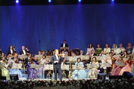 André Rieu - julkonsert i Maastricht och flodkryssning. Följ med på en stämningsfull julkonsert i den världsberömda holländska violinisten André Rieus hemstad Maastricht. Tillsammans med sin Johann Strauss-orkester bjuder han på en enastående konsertupplevelse på MECC Maastricht. André Rieu är en av världens mest populära musiker och omtalad för sina energifyllda, romantiska och glädjefyllda framträdanden. Förutom julkonserten besöker vi Roermond och njuter ombord på vårt flodkryssningsfartyg.