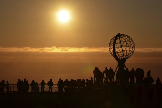 Nordkap med Lofoten. En storslagen bussresa med vidunderliga naturscenerier. Vi reser genom hela vårt vackra avlånga land. Sverige är fantastiskt! Resan går utmed Höga kusten och vi njuter av den formidabla utsikten. Vi färdas över Polcirkeln via Kiruna och passerar Abiskos nationalpark och Torneträsk på vår väg in i arktiska Norge. Från Hurtigrutstaden Harstad upptäcker vi Lofoten innan vi fortsätter till Tromsö. Via Alta når vi sedan ön Mageröya till Honningsvåg och nu väntar Nordkappsklippan, Europas nordligaste utsiktsplats, belägen 300 meter över havet. Vi fortsätter vår norska odyssé mot samernas huvudsäte Karasjok. Via Enare Träsk når vi Finland och Rovaniemi, Brahestad, Vasa och så småningom huvudstaden Helsingfors. Vi tar oss sjövägen tillbaka till Stockholm och Sverige efter en underbar rundresa. Magiskt så in i Norden!