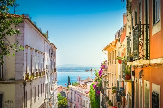 En alldeles underbar rundresa i ett av västra Europas minst utforskade länder. Portugal bjuder på skönt klimat och stor variationsrikedom. Resan inleds i Lissabon och avslutas i Porto. Lissabon, Portugals populära metropol, känns lagom stor, med lite småstadskänsla, för att vara huvudstad. Charmiga Porto har en rik historia och stadens historiska centrum har klassats som världskulturarv av Unesco. En resa som bjuder på romantiska miljöer och utsökta viner. Stiliga gamla kaféer och barer, portvin och fado. Historiskt intressanta städer som huvudstaden Lissabon, Óbidos, Porto och Guimarâes. Det bästa av Portugal! 