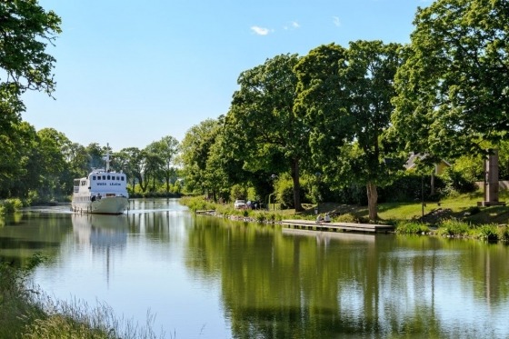 Göta kanal & Östergötland Weekend. Under ett innehållsrikt veckoslut upptäcker vi Linköping och Östergötlands verkliga pärlor. Stiftstaden Linköping ståtar med ett långt och tidvis även omskakande förflutet som få andra städer i Sverige kan visa upp. Spåren från det fasanfulla blodbadet som drabbade staden för drygt fyrahundra år sedan är inte längre tydliga, men kommer att åskådliggöras genom vår Scandoramaguides berättelser. Rivningsvågen, som lika skoningslöst for fram genom svenska stadskärnor under 1960-talet som bödelns svärd tog sig an Sigismunds rådsherrar vid nämnda blodbad, visade emellertid viss pardon mot Linköping. Av den anledningen kan vi i dag njuta av välbevarad låg trähusbebyggelse i området Gamla Linköping. Dessutom erbjuder Linköping ett brett shoppingutbud i trivsam miljö. Vad sägs om en romantisk färd längs 