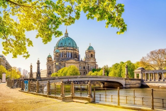 Berlin Weekend. Finns det något bättre än en kortsemester i världsmetropolen Berlin? Staden som har allt når vi snabbt med buss. Flera hundra museer och gallerier, en dramatisk nutidshistoria, fulländad shopping och spännande restauranger från hela världen.