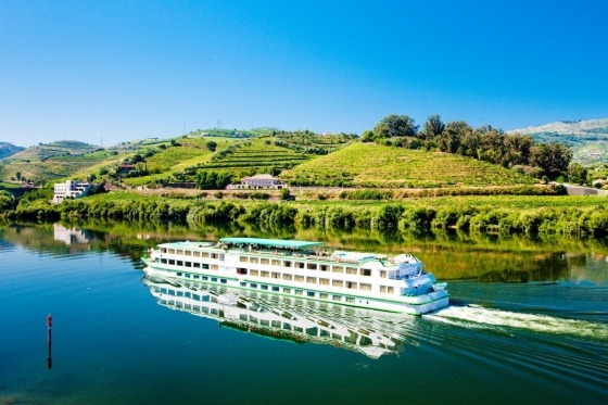 Dourokryssning. Följ med på en storslagen kryssning med MS Infante Don Henrique längs Europas vackraste vindal. Här erbjuds avkoppling, storslagna naturscenerier, härliga matupplevelser och trevligt sällskap. Kryddat med Unescopärlan Porto, landets näst största stad som gett namn åt både landet och det världsberömda vinet. Guimarâes som anses vara en av landets viktigaste historiska städer och i Vila Real väntar vackra Casa de Mateus, en av resans höjdpunkter! Spanska Salamanca är som ett levande museum och givetvis ska vi även stifta bekantskap med områdets härliga viner. En semester som har allt!