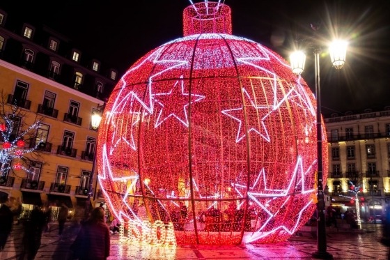 Julhelgen i Estoril. Varmt välkommen till Portugal för att fira julhelgen tillsammans med oss i gästvänliga Estoril, beläget på Lissabons vackra riviera, en halvtimme väster om staden. Mellan grannorterna Cascais och Estoril löper den inbjudande strandpromenaden, ett populärt tillhåll för flanerande besökare. Det milda och behagliga subtropiska atlantklimatet under vintern inbjuder till avkopplande semesterdagar vid havet. Ett väl avvägt och noga sammansatt utflyktsprogram ingår vid sidan om jul- och juldagsmiddag!  Den portugisiska huvudstadsregionen har mycket att erbjuda i form av intressanta utflykter, trevlig shopping, ett spännande kök med vällagad mat, härliga delikatesser och goda viner. Kommunikationerna in till Lissabon är utmärkta. Det tar ca 30 minuter med tåg från Estoril in till centrum.