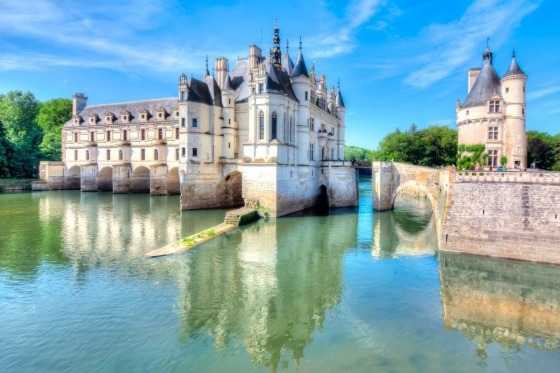 Calvados, Loire & Champagne. Normandie bjuder på allt från spännande historia till kulinariska upplevelser och med Caen, belägen vid floden Orne och huvudort i södra delen av Normandie, som utgångspunkt ska vi upptäcka regionen. Vi hinner med både vykortsvackra landskap och charmiga byar. Även Atlantkusten lockar och vi gör ett nedslag i Trouville, en genuin liten småstadspärla. Givetvis ska vi njuta av det goda franska livet och det blir provsmakning av både ostar och det smakrika äppeldestillatet Calvados. Loiredalen lockar med majestätiska renässansslott, praktfulla slottsträdgårdar och vinodlingar. En resa som bjuder på tre franska favoriter!