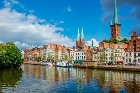 Lübeck Weekend. Den medeltida hansestaden Lübeck är en av de allra vackraste städerna i Tyskland. Staden, som främst besöks av oss svenskar under adventstid, är väl värd ett besök även under andra årstider. Den typiskt hanseatiska arkitekturen talar om ett rikt förflutet och Lübecks äldsta delar ligger på en ö i floden Trave som rinner genom staden. Lübecks läge, enbart 30 mil från Malmö, gör den till en perfekt weekenddestination!