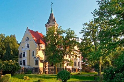 Polsk Slottsweekend. En lisa för både kropp och själ är en avkopplande helg på vårt underbara bärnstenspalats. Härliga stunder med pool, spa och natursköna promenader väntar på denna populära resa. Vi ska både njuta av slottet och utforska de grönskande omgivningarna. Bursztynowy Palac betyder bärnstenspalatset och byggdes på 1890-talet av en förmögen affärsman som blivit rik på att handla med potatis. Här skapade han sitt paradis och drog sig inte för att glänsa med sin rikedom. Slottsträdgården fick en egen damm och gårdsplanen utsmyckades med vackra förråd och ladugårdar. Bärnstenspalatset är i dag en härlig plats att vistas på och här finns en inomhuspool samt möjlighet till avkopplande massagebehandlingar. Den vackra parken är som gjord för sköna promenader. Vi bör även ta oss tid att koppla av inomhus. Varför inte njuta av en god bok framför den öppna spisen eller kanske ta en kopp kaffe i vinterträdgården? På kvällarna äter vi middag tillsammans i den trevliga slottsrestaurangen. Här är det lätt att koppla av!