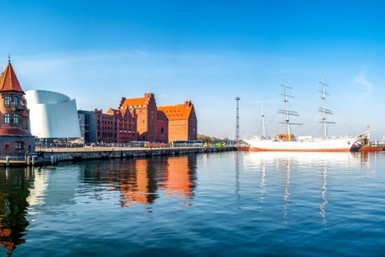 Stralsund Weekend. En gång i tiden var Stralsund juvelen i det svenska stormaktsväldet och denna välbevarade gamla hansestad vårdar verkligen sin historia. Från sjösidan syns Stralsunds mäktiga silhuett med flera medeltida kyrkor i tegelgotik, den byggnadsstil som en gång dominerade här. Denna gamla hansestad har ett rikt historiskt förflutet som än i dag avspeglas i stadens välbevarade äldsta delar. Det eleganta rådhuset anses vara ett av de finaste i hela Östersjöområdet och de präktiga borgarhusens fasader vittnar om stadens ekonomiska betydelse under hansatiden. Hela stadskärnan finns sedan början av 2000-talet på Unescos världsarvslista och flera av byggnaderna och minnesmärkena har svensk anknytning. Gamla stans gränder lockar till promenader och shoppingutbudet är generöst. Dessutom får vi möjlighet att följa med på flera utflykter och upptäcka områdena kring Stralsund. Rügen, Tysklands största ö, bjuder på historiska sevärdheter och storslagna naturupplevelser. Greifswald, även det en stad med svensk anknytning, lockar med sin genuina stadskärna och småstadscharm. En helg fylld med härliga upplevelser väntar!  I Stralsund bor vi på bekväma Vienna House by Wyndham Baltic Stralsund Hotel, beläget med promenadavstånd till hamnen och den historiska stadskärnan.