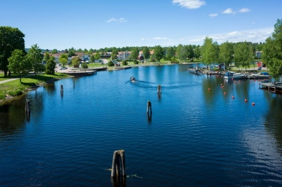 Värmland. De tretusen sjöarnas landskap kallas Värmland ibland. Men här finns också välputsade herrgårdsmiljöer, konst och kultur, diktkonst och historisk bruksmiljö i en underbar blandning. Karlstad blir utgångspunkten för våra värmländska äventyr. Staden växte fram ur en tings- och handelsplats där Klarälven mynnar ut i Vänern och räknar sina anor från vikingatiden. I slutet av 1500-talet försåg hertig Karl det dåvarande Tingvalla med stadsprivilegier och den nygrundade staden fick sitt namn efter honom. Som bekant skiner solen alltid här och invånarna är lite gladare än på andra ställen i landet. Förutom Värmlands stolta residens-, stift- och universitetsstad får vi också möjlighet att njuta av landskapets kulturella och historiska arv. Få landskap kan visa upp en sådan diger skara av diktare, skalder och författare som Värmland. För att inte tala om den romantiska naturen och den politiska betydelse som Värmland faktiskt har haft för skapandet av dagens Sverige. Statskuppen 1809 tog sin början här och i Karlstad ägde förhandlingarna rum som knappt hundra år senare ledde fram till unionsupplösningen. Följ med på strövtåg genom naturens, kulturens och det vänliga bemötandets Värmland!  I Karlstad bor vi på Scandic Winn, ett bekvämt hotell med centralt läge nära Lars Lerins Sandgrund med närhet till shopping och sevärdheter.