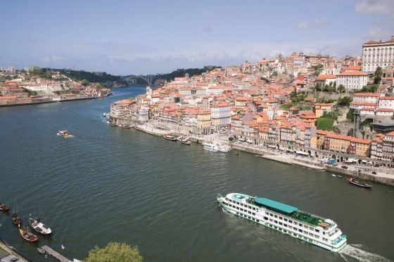 En storslagen kryssning med MS Douro Cruiser längs Europas vackraste vindal. Här erbjuds avkoppling, storslagna naturscenerier, härliga matupplevelser och trevligt sällskap.