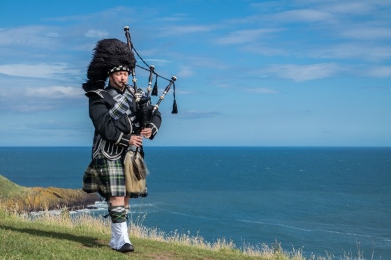 Följ med på en bussrundresa och upplev Skottlands genuina atmosfär med magiska vyer och mystik. Resans många höjdpunkter ger oförglömliga intryck. Storstaden Glasgow, sköna Loch Lomond, unika Isle of Skye, magiska Loch Ness, natursköna Speydalen, huvudstaden Edinburgh, säckpipor, vackra ljunghedar och gudomlig whisky i en härlig blandning. Skottland lockar med enastående naturscenerier och en stark kultur. En reseupplevelse vi inte vill vara utan!