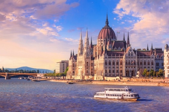 En semester som har allt. Lugn och ro, bedårande naturscenerier, härliga matupplevelser och trevligt sällskap. Kryddat med intressant historia och storslagna huvudstäder. Budapest, Bratislava och Wien! 