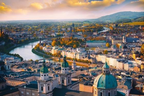 Wien associeras ofta med 1800-talsromantik, wienervals, Strauss och Spanska ridskolan. Samtidigt bjuder staden också på modern design och konst. Katedralen Stefansdomen bjuder på en härlig utsikt över staden och slottet Schönbrunn stoltserar med världens äldsta zoo. Arkitekturen innefattar imponerande byggnader i jugend och tidig modernistisk stil. Ta dig tid att bara promenera runt och njut av den eleganta atmosfären, utforska det stora shoppingutbudet och ta en fika utöver det vanliga på ett palatsliknande kafé. 