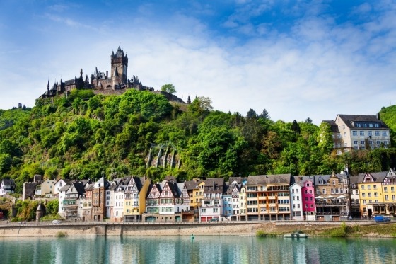 En underbar flodkryssning längs tre floder, från Trier vid Mosel via vindlande Saar till Andernach vid Rhen! Däremellan hinner vi med både Cochem, Rüdesheim & Mainz. Det vankas härliga naturupplevelser, vinprovning och mysiga gränder i charmanta byar.  Dessutom får vi uppleva den färgsprakande fyrverkeriuppvisningen Rhein in Flammen!