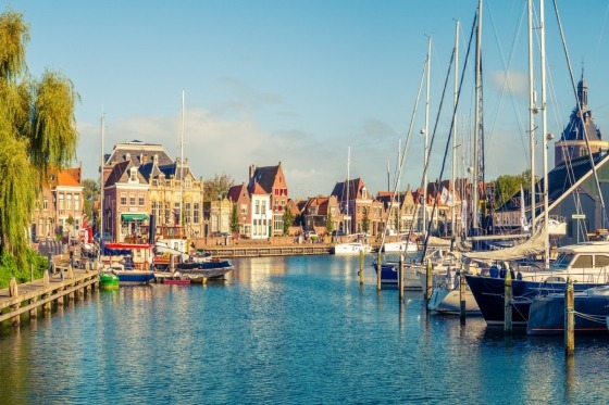 Följ med på en härlig sommarresa och låt oss visa att Holland är så mycket mer än ett resmål på våren! Holland är en utmärkt destination även sommartid och vi kommer att få uppleva mycket under våra dagar här. Idylliska Giethoorn, välkända IJsselmeer och världens största blomstermarknad är några av höjdpunkterna. Följ med på en upplevelserik bussresa till Holland i sommarskrud! Vi bor på Hotel de Stoppelberg, ett familjeägt hotell som är naturskönt beläget i skogsområdet Veluwe ett par kilometer utanför Beekbergen. 