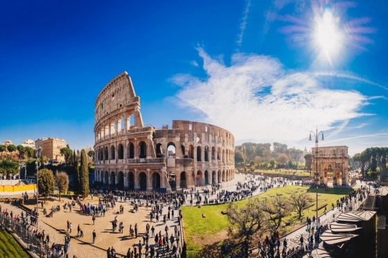 Italien Runt med Capri. En fulländad rundresa i vackra Italien! Det bästa av det mesta! I sköna Florens finns allt som gör livet njutbart. Sinnlig konst, magnifika byggnader, eleganta butiker och inte minst romantisk atmosfär. På fabulösa Capri är det lätt att bli förförd av de karga klipporna, vikarna, citronlundarna, apelsinträden, det solglittrande havet och blommorna som prunkar i regnbågens alla färger. Den eviga staden Rom lockar med en tvåtusenårig historia och några av Italiens mest klassiska sevärdheter. Lagunstaden Venedig har i århundraden tjusat en hel värld med sina kanaler, torg, palats och broar. La dolce vita!