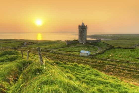 Irland - den gröna ön. Den sagolika gröna ön bjuder på enastående natur- och kulturäventyr. Killarney, magiska Ring of Kerry och mystiska Connemara. Naturfenomenen Cliffs of Moher och Burren. Pulserande huvudstaden Dublin. Whiskey, Guinness och en fascinerande historia kryddad med svindlande naturupplevelser. En upplevelserik bussresa och ett minne för livet. Det bästa av Irland helt enkelt!