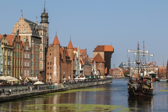 Följ med på en mycket innehållsrik rundresa som bjuder på fascinerande historia, stora kulturrikedomar och naturskön landsbygd. Hamnstaden Stettin vid Oder, vackra Gdansk med Westerplatte där andra världskriget inleddes, ståtliga huvudstaden Warszawa och Poznan som är en av Polens äldsta städer. Förutom imponerande och intressanta städer stiftar vi bekantskap med Europas största tegelslott i Malbork och det ståtliga barockslottet i Wilanow. Dessutom upptäcker vi 