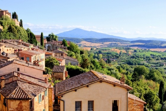 En rundresa för oss som gillar norra Italiens underbara landskap och har en förkärlek för deras bedårande viner. I Piemonte, som betyder vid bergets fot, vet man hur livet ska njutas. Tryffelsvamparna och vinerna barolo, barbaresco och asti är landskapets mest populära godsaker. De böljande kullarna med de ståtliga cypresserna i ljuva Toscana lockar med de populära Chiantivinerna. I etruskernas gamla landskap och Italiens största vinregion är miljöerna förtrollande. Muromgärdade städer, solrosfält och cypresser. Här har man odlat vin sedan romartiden. Förföriska Venetien lockar med vackra Verona och Valpolicella med sina utsökta Amaroneviner. 