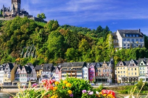 dag 2: Cochem & Moselvin Alldeles vid den historiska vinodlingsfloden ligger idylliska Cochem. Vi promenerar längs de mysiga gatorna i den välkända staden samt äter en lättare lunch och passar såklart på att prova traktens Moselvin. Mot avgift.