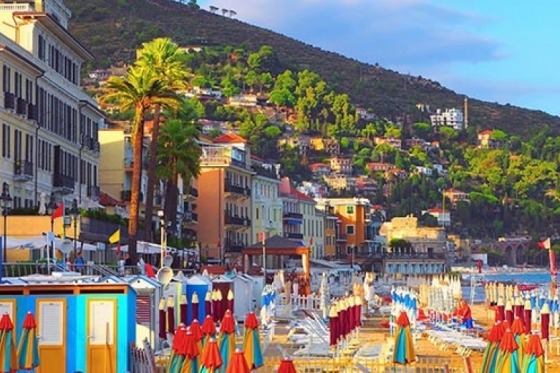 Italienska Rivieran. Den italienska blomsterrivieran är förföriskt vacker med ett klimat som gjort för Medelhavets växtrike. Det är inte svårt att förstå varför Alassio i italienska Ligurien sedan länge är ett av våra mest populära resmål. Här förvandlas våra semesterdrömmar till verklighet! Här finns blomstermarknader, olivträd, citroner, fikonträd och palmer som vajar i solen. Sandstränderna skyddas av höga berg och erbjuder bad i världsklass. Kustremsan är oslagbart vacker! När skymningen kommer med svalka efter dagens hetta träffas man på någon av de många uteserveringarna. Alassios stadskärna är ett trivsamt myller där butiker, kaféer och restauranger trängs om vartannat. Denna bussresa bjuder också på kulturupplevelser i form av genuina byar, olivolje- och vinprovningar samt ett besök i flärdfulla Monaco. Helt enkelt det bästa av italienska rivieran!