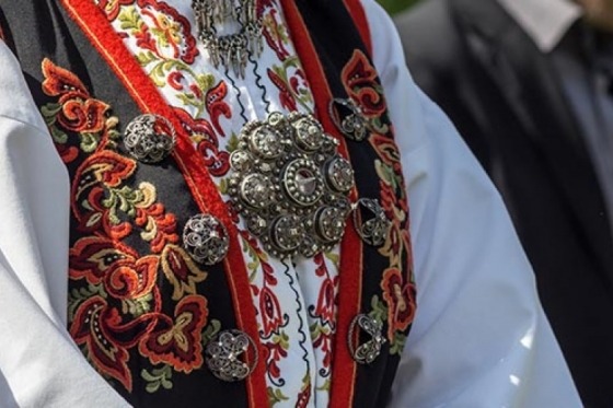 Norska fjordar med Oslo. Vägsträckor så andlöst vackra och fjordlandskap så bedårande att den som inte får se detta med egna ögon aldrig kan föreställa sig skönheten. Trollstigen med sina 11 hårresande hårnålskurvor och utsikt som är minst sagt hänförande över vattenfall, bördiga dalar, branta klippor och djupa fjordar. Vöringsfossen är Norges mest storslagna vattenfall och kanske är Atlanthavsvägen den förnämsta kronan på detta natursköna verk! Norges största städer Oslo och Bergen kontrasterar mot brusande vattenfall och lodräta fjällväggar. Bergens promenadstråk utmed vattnet bjuder på medeltida atmosfär såväl som modern stadspuls med butiker, serveringar och restauranger som avlöser varandra i strid ström. I Oslo missar vi inte paradgatan Karl Johan och livliga Aker Brygge. En resa med vidunderliga naturscenerier!